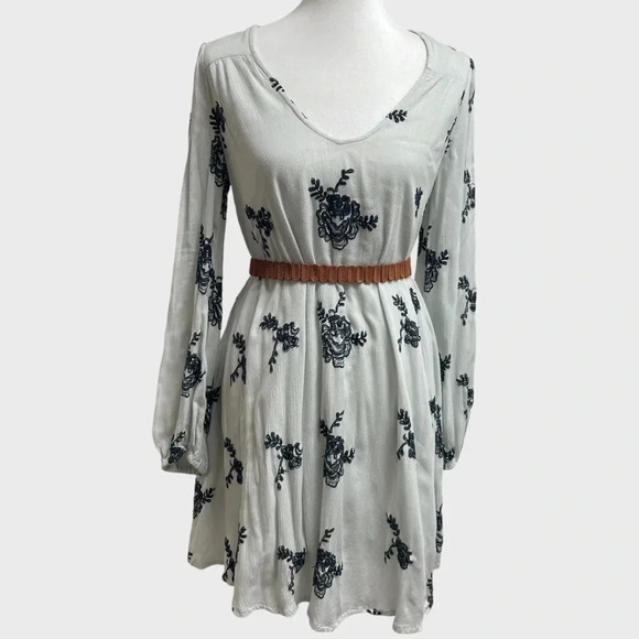 Free People Long Sleeve Austin Tunic Dress. Size
Medium. Grey green blue floral - Picture 7 of 14